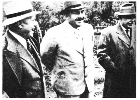 1947年赫鲁晓夫（左一）与卡冈诺维奇、曼努尔斯基在一起