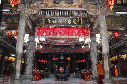 明朝万历年间兴建的鹿港天后宫正殿为闽南重檐歇山式建筑 明朝万历年间兴建的鹿港天后宫正殿为闽南重檐歇山式建筑