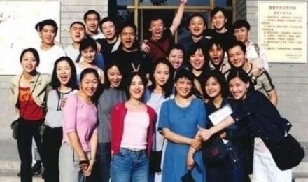 北影96级合影 第一排右二为赵薇 北影96级合影 第一排右二为赵薇