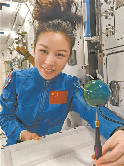 “太空教师”王亚平演示“太空欢乐球”实验。
“太空教师”王亚平演示“太空欢乐球”实验。