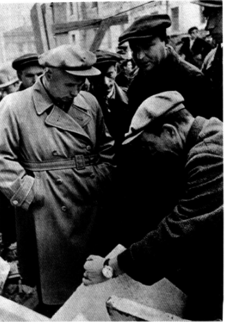 1938年赫鲁晓夫在乌克兰的一次群众集会上
1938年赫鲁晓夫在乌克兰的一次群众集会上