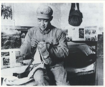 从雷锋身上体现出了艰苦朴素、 克勤克俭的共产主义高尚品德 从雷锋身上体现出了艰苦朴素、 克勤克俭的共产主义高尚品德