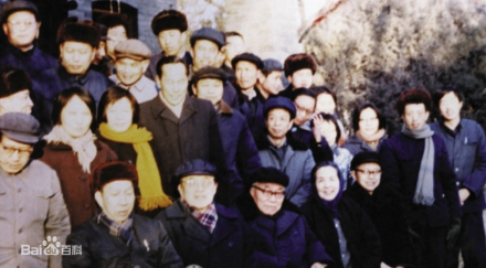 1981年,黄子卿(前排坐者右三)与同事合影 1981年,黄子卿(前排坐者右三)与同事合影