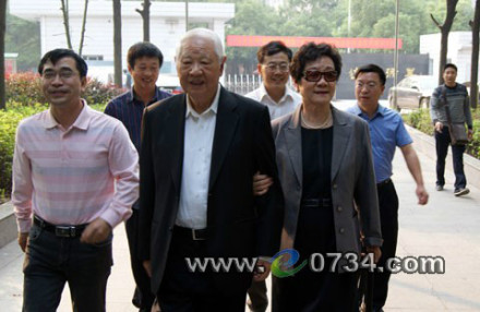 洛夫携夫人陈琼芳回母校衡阳市二中
洛夫携夫人陈琼芳回母校衡阳市二中