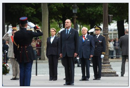 2005年5月8日法国总统希拉克向戴高乐雕像敬礼 2005年5月8日法国总统希拉克向戴高乐雕像敬礼