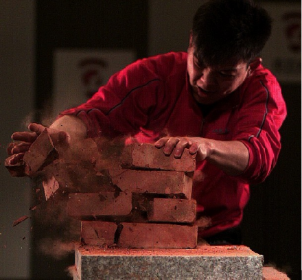 武术内外结合“铁砂掌”