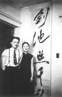 陈梦家赵萝蕤夫妇(摄于1949年,背后是米芾的书法) 陈梦家赵萝蕤夫妇(摄于1949年,背后是米芾的书法)