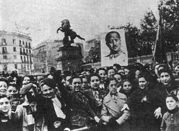 巴塞罗那市民欢迎佛朗哥的部队 巴塞罗那市民欢迎佛朗哥的部队