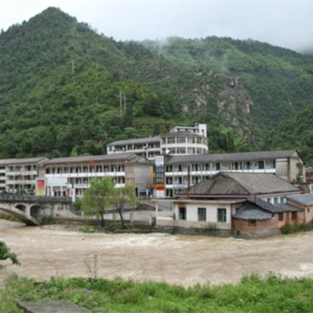 从学校对面远看的形貌 从学校对面远看的形貌