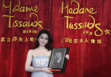 刘亦菲亮相蜡像馆