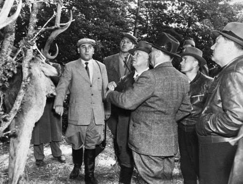 赫鲁晓夫和其他中央主席团委员在狩猎