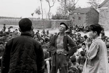 村民情绪激动地指责“四不清”干部。 村民情绪激动地指责“四不清”干部。