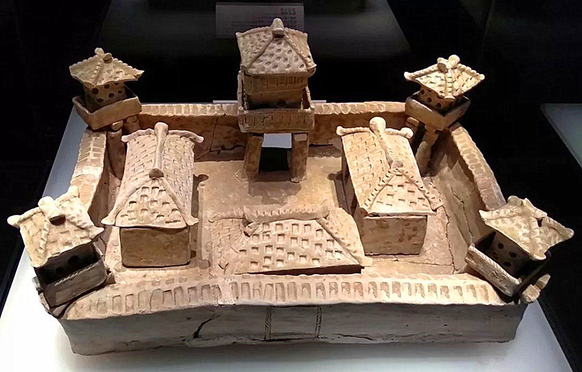 出土的西晋陶坞堡模型