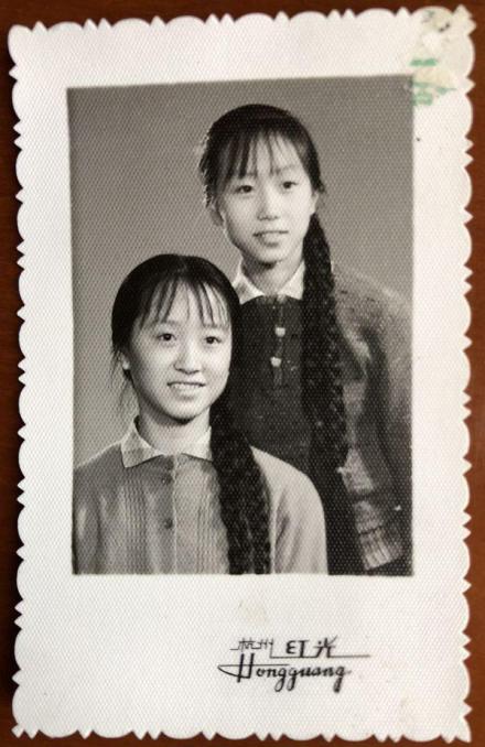 20世纪70年代张抗抗(左)和妹妹合影 20世纪70年代张抗抗(左)和妹妹合影