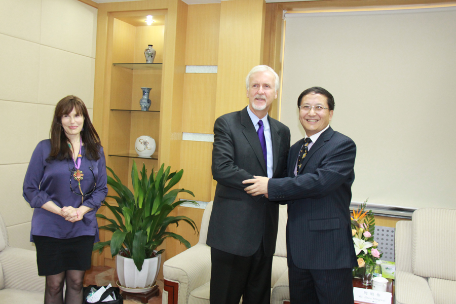 徐步社长欢迎到访的世界著名电影导演卡梅隆