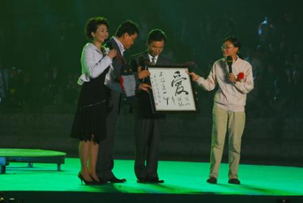 在颁奖晚会上,王小丫在采访王金云夫妇 在颁奖晚会上,王小丫在采访王金云夫妇