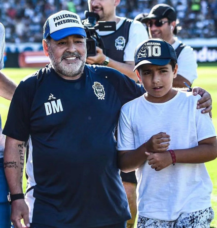 马拉多纳与外孙本哈明 马拉多纳与外孙本哈明