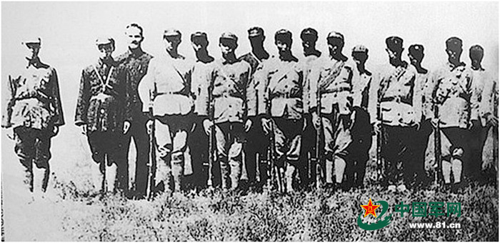 《红军勇士和斯诺在一起》 佚名摄