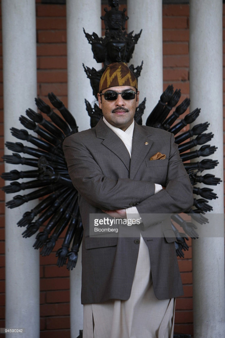 尼泊尔末代皇储帕拉斯站在象征神权的神像前 尼泊尔末代皇储帕拉斯站在象征神权的神像前