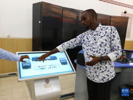 学生在鲁班工坊使用电子触摸屏
学生在鲁班工坊使用电子触摸屏