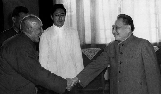 李维汉（左）与邓小平