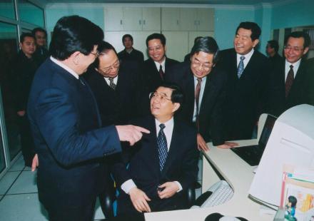 胡锦涛在民进中央机关交谈 胡锦涛在民进中央机关交谈