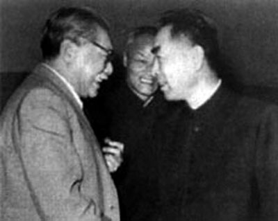 胡厥文(左)与周恩来(右)交谈
胡厥文(左)与周恩来(右)交谈