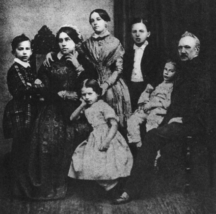 柴可夫斯基一家,左一为作曲家柴可夫斯基 柴可夫斯基一家,左一为作曲家柴可夫斯基