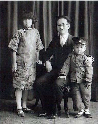 1935年罗常培与长女罗坤仪、儿子罗泽珣摄于北京 1935年罗常培与长女罗坤仪、儿子罗泽珣摄于北京