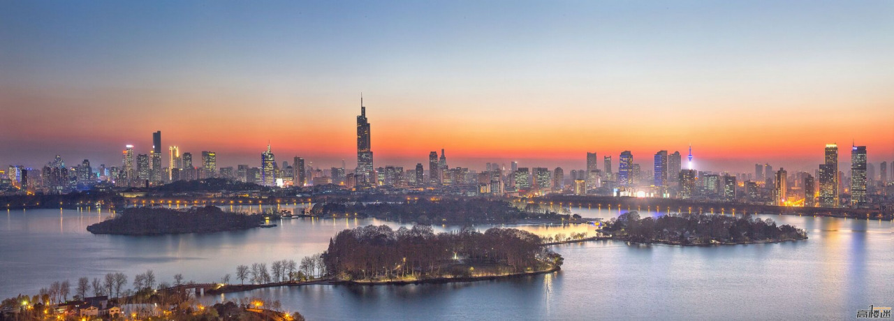 由新庄立交方向远望玄武湖和南京主城西部 由新庄立交方向远望玄武湖和南京主城西部