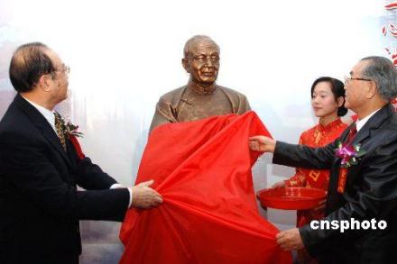 文学馆林语堂塑像揭幕
文学馆林语堂塑像揭幕