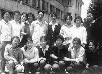 1962年与复旦女排队员合影 1962年与复旦女排队员合影