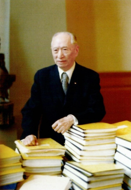 晚年的顾维钧在他的口述回忆录稿本前
晚年的顾维钧在他的口述回忆录稿本前