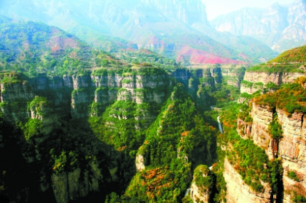 安阳境内挺拔、峻峭的太行山。 安阳境内挺拔、峻峭的太行山。