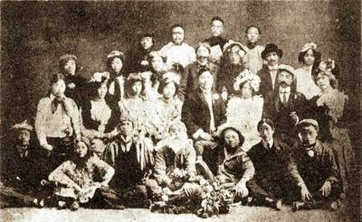 春柳社在上海演出《黑奴吁天录》时的合影 春柳社在上海演出《黑奴吁天录》时的合影
