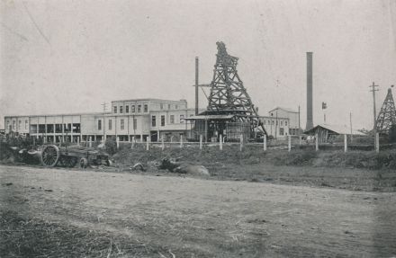 日据台湾的阿里山制材所贮存着日寇乱砍滥伐的阿里山珍贵木材 日据台湾的阿里山制材所贮存着日寇乱砍滥伐的阿里山珍贵木材