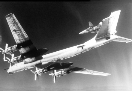 图-95战略轰炸机
图-95战略轰炸机