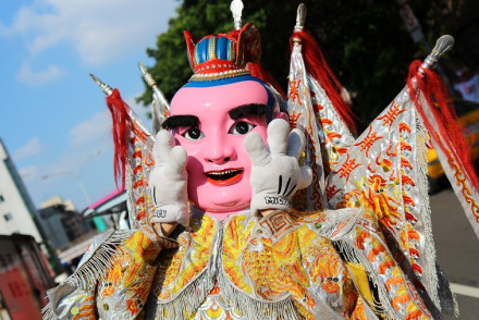 “电音三太子”是结合电音和台湾传统民俗艺阵三太子的表演 “电音三太子”是结合电音和台湾传统民俗艺阵三太子的表演