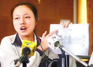 张悉妮正在展示自己的发明图纸 张悉妮正在展示自己的发明图纸