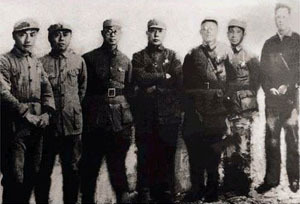 新四军领导陈毅、项英、李一氓(左四) 新四军领导陈毅、项英、李一氓(左四)