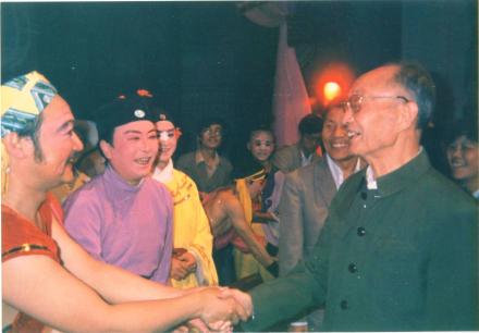 原国防部长张爱萍在北京观看川北灯戏 原国防部长张爱萍在北京观看川北灯戏