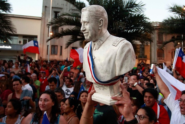 皮诺切特的支持者高举皮诺切特的塑像