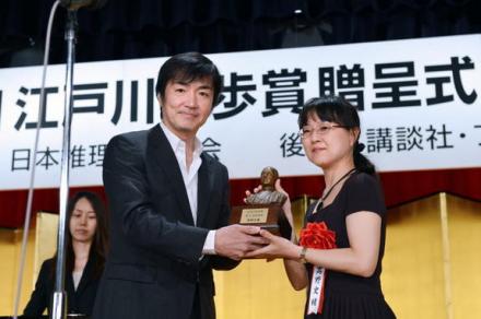 东野圭吾(左) 东野圭吾(左)