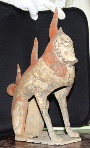 大墓中出土的人面兽身彩陶 大墓中出土的人面兽身彩陶