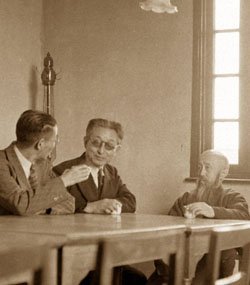 罗隆基、张申府与沈钧儒讨论政题 罗隆基、张申府与沈钧儒讨论政题