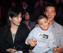 寇振海带妻儿看秀