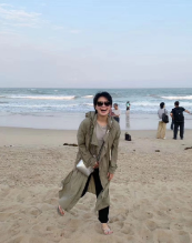 王力可海边踏浪