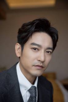 袁文康西装照 袁文康西装照