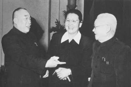 邵力子(右)与著名人口学家马寅初(左) 邵力子(右)与著名人口学家马寅初(左)