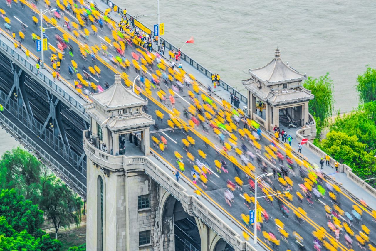 24000名跑友在武汉长江大桥上奔赴图